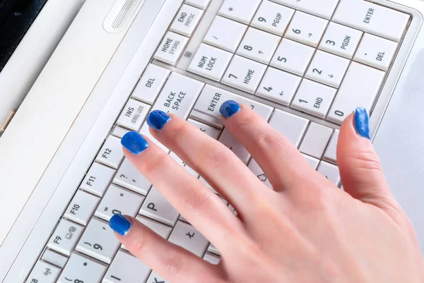 Kobieta Ręka Niebieskimi Paznokciami Naciskając Przycisk Białym Laptopie Klawiatury Zbliżenie — Zdjęcie stockowe