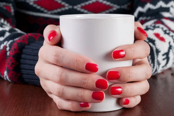 Chica Joven Suéter Con Taza Café Blanco Mano Con Clavo — Foto de Stock