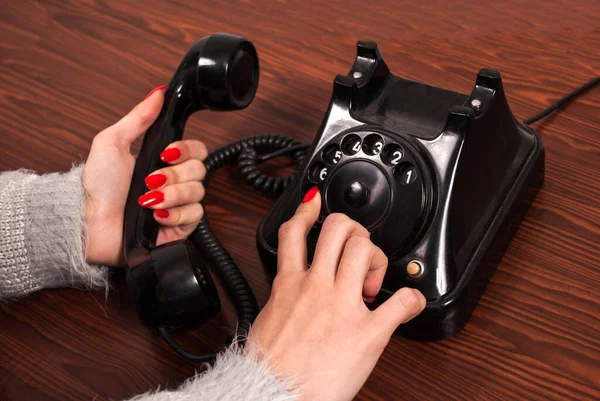 Γυναικείο Χέρι Και Παλιό Τηλέφωνο Ξύλινο Γραφείο Τηλέφωνα Κλήσης Δακτύλων — Φωτογραφία Αρχείου