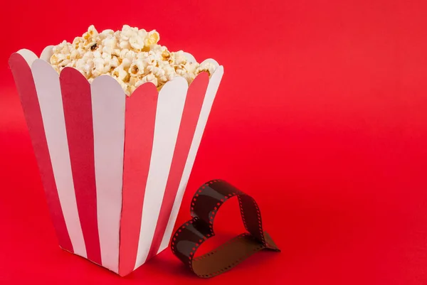 Caja Palomitas Maíz Sobre Fondo Rojo Película Forma Corazón Con — Foto de Stock