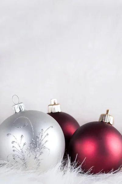 Las Decoraciones Navideñas Sobre Pelaje Hinchado Blanco Rojo Blanco Primer — Foto de Stock