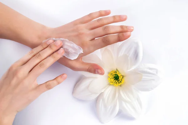 Jeune Femme Appliquant Crème Sur Belles Mains Soignées Fleur Blanche — Photo