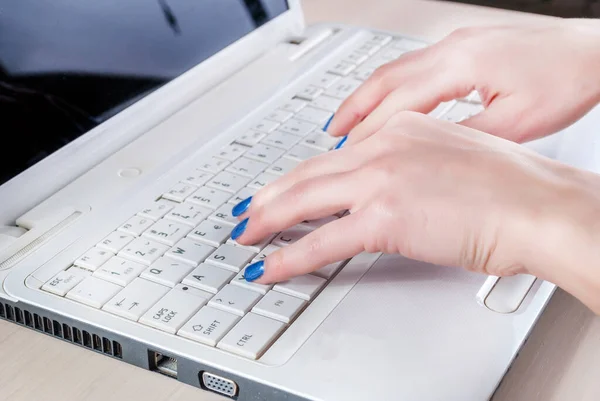 Female Hands Writing Laptop Keyboard Office Close — Stock Photo, Image