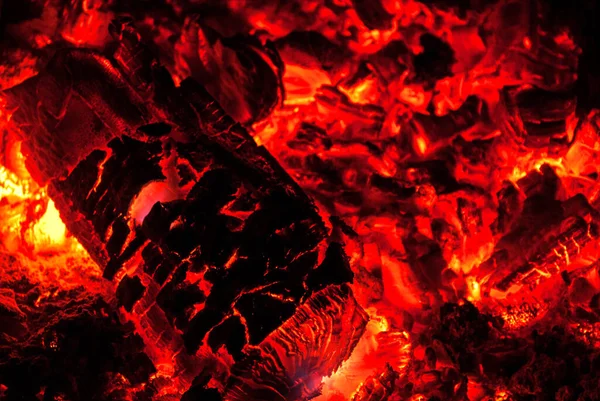 Ξύλινα Κάρβουνα Λάμπουν Μετά Από Φωτιά — Φωτογραφία Αρχείου