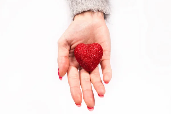 Mujer Mano Sosteniendo Rojo Pequeño Corazón Sobre Fondo Blanco —  Fotos de Stock