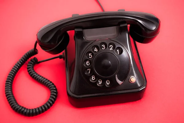 Παλιό Τηλέφωνο Καντράν Στο Κόκκινο Φόντο — Φωτογραφία Αρχείου