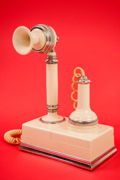 Λευκό Πολύ Παλιό Τηλέφωνο Απομονωμένο Κόκκινο Φόντο — Φωτογραφία Αρχείου