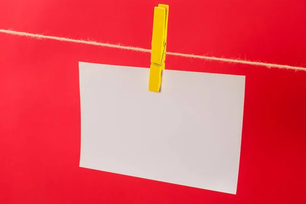 Wäscheklammer Und Leeres Notenpapier Hängen Der Schnur Auf Rotem Hintergrund — Stockfoto