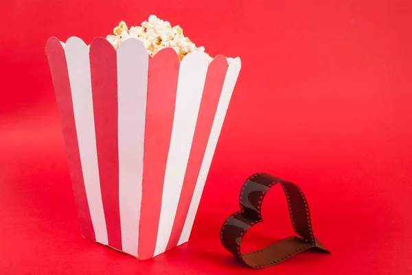 Caja Palomitas Maíz Sobre Fondo Rojo Película Forma Corazón Con — Foto de Stock