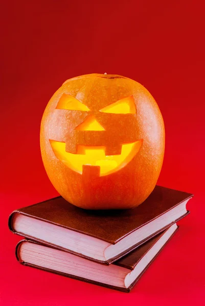Gruseliger Halloween Kürbis Auf Altem Buch Isoliert Auf Rot Mit — Stockfoto