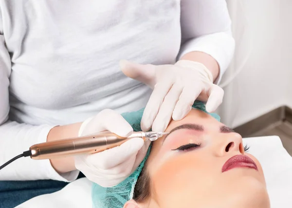 Cosmetologist Applying Permanent Make Eyebrows Beauty Studio Eyebrows Tattoo — Stock Photo, Image
