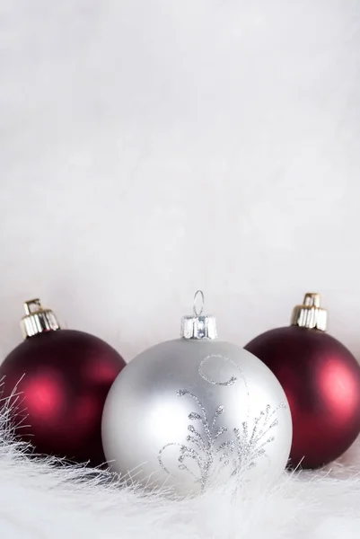 Adornos Rojos Blancos Navidad Una Piel Blanca Hinchada Espacio Para — Foto de Stock