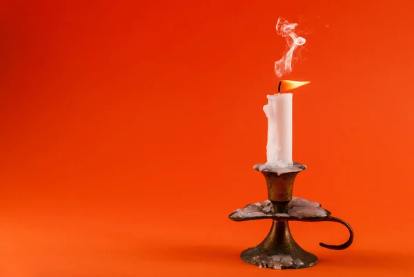 蜡烛是烟熏的旧烛台孤立在橙色的背景 案文的篇幅 — 图库照片