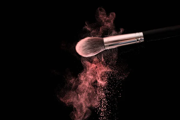 Maquillaje Cepillo Con Polvo Rojo Explosión Nube Enfoque Selectivo Cerca —  Fotos de Stock