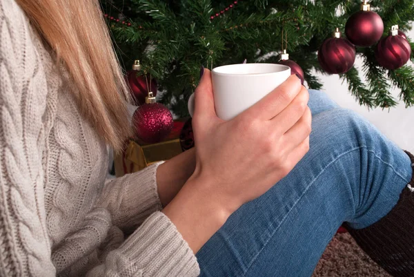 Chica Joven Suéter Sosteniendo Taza Café Mano Las Piernas Con — Foto de Stock