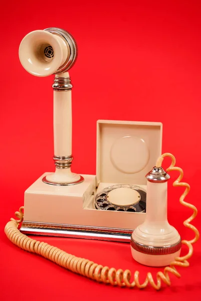 Oude Witte Retro Dial Telefoon Geïsoleerd Een Rode Achtergrond — Stockfoto