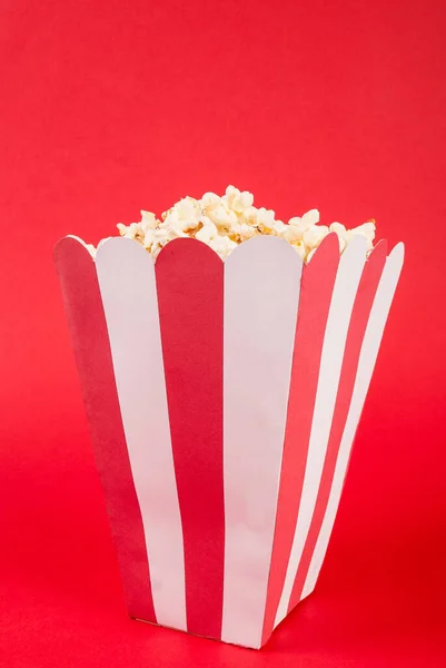 Palomitas Maíz Sobre Fondo Rojo — Foto de Stock