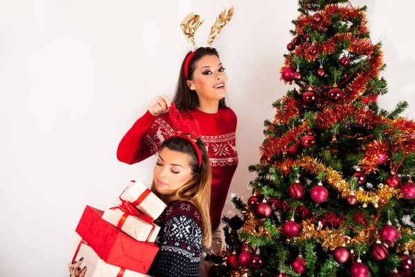 Jonge Meisjes Met Rendieren Hoorns Bij Hand Veel Geschenkdozen Kerstboom — Stockfoto