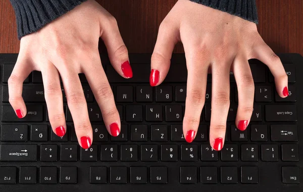 Female Hands Typing Computer Keyboard Table Close Top View — Stock Photo, Image