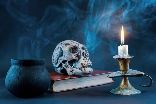 背景に本の上でキャンドル燃焼や魔女ポット喫煙や頭蓋骨 暗いと喫煙シーン ハロウィンのコンセプト — ストック写真
