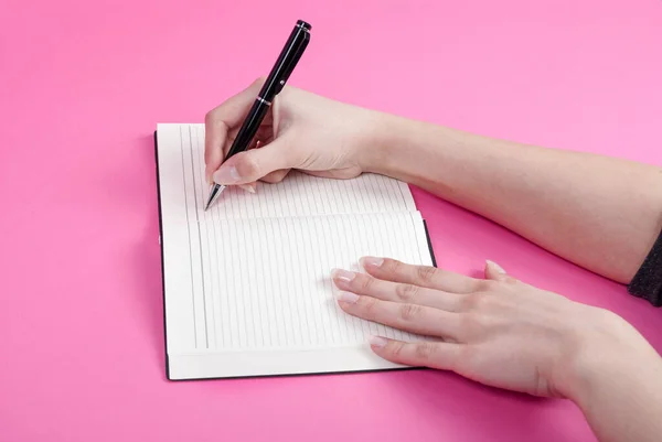 Mulher Mão Escrita Usando Caneta Notebook Isolado Fundo Rosa — Fotografia de Stock