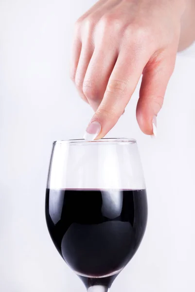 Mujer Dedo Toque Copas Vino Con Vino Tinto Cerca — Foto de Stock