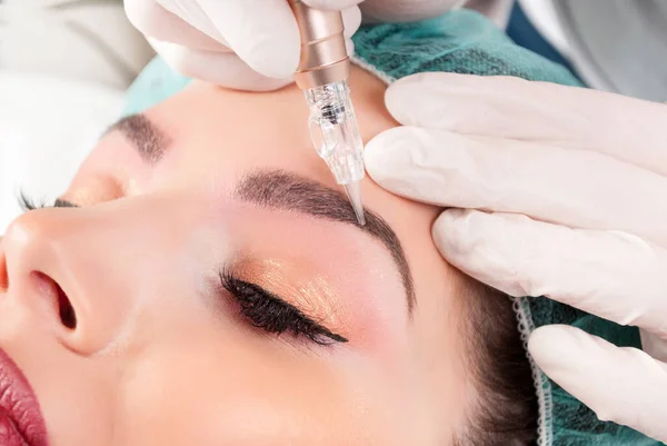 Permanent Make Eyebrows Beautiful Woman Thick Brows Beauty Salon Closeup — Stock Photo, Image