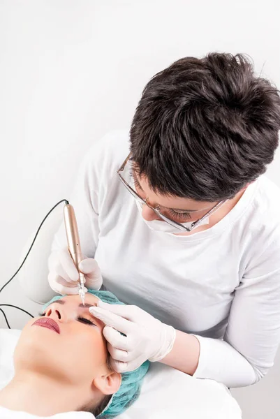 Tatuagem Profissional Fazendo Maquiagem Permanente Estúdio Beleza Menina Bonita Que — Fotografia de Stock