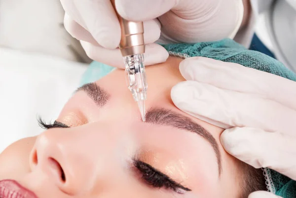 Beautician Hands Doing Eyebrow Tattoo Woman Face Permanent Brow Makeup — Stock Photo, Image