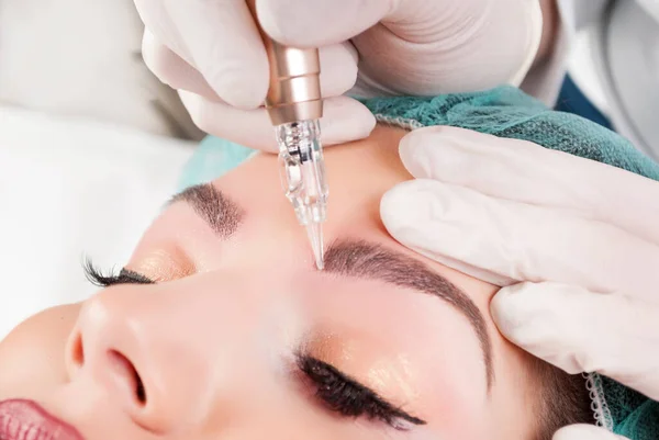 Güzellik Uzmanı Elleri Kadın Yüzünde Kaş Dövmesi Yapıyor. Güzellik Salonunda Kalıcı Oral Makyaj. 