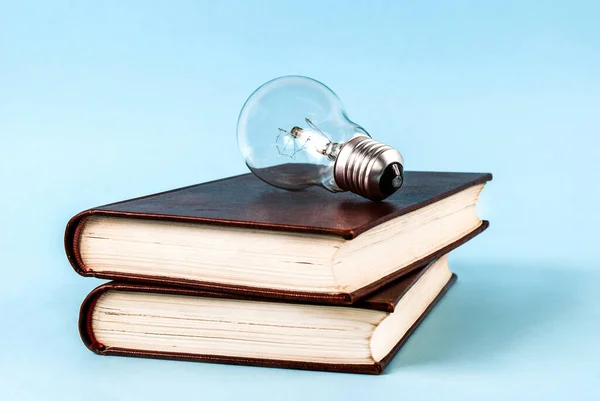 Lâmpada Dois Livros Fechados Isolados Fundo Azul — Fotografia de Stock