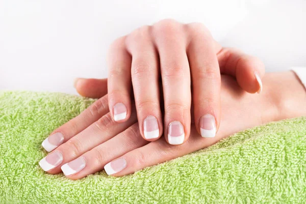 Manucure Française Ongles Mains Sur Serviette Verte — Photo