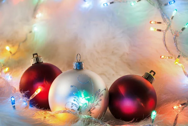 Bola Decoración Navidad Luz Colores Fondo Piel Espacio Para Diseño — Foto de Stock