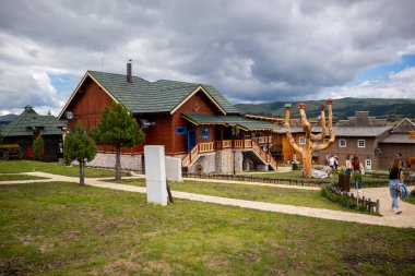 Zlatibor, Vodice, Sırbistan - 26 Temmuz. 2020 'de El Paso şehrinde vahşi batı tarzı ve kovboy tarzında bir ev. Batı tematik parkı. Seyahat kavramı
