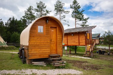 Zlatibor, Vodice, Sırbistan - 26 Temmuz. 2020 model, tekerlekli ahşap bir ev ya da El Paso şehrinde vahşi batı tarzı kovboy tarzı bir araba. Batı tematik parkı. Seyahat kavramı