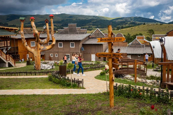 Zlatibor Vodice Serbien Juli 2020 Holzwegweiser Der Stadt Paso Wildwest — Stockfoto