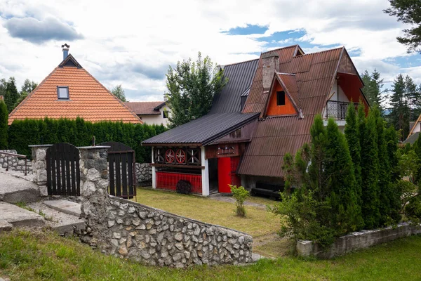 Zlatibor セルビア 7月25日 晴れた夏の日に山のリゾート地に美しい庭がある2020レトロな家 — ストック写真