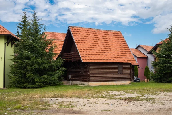 Zlatibor Serbie Juillet 2020 Maison Bois Rétro Avec Beau Jardin — Photo