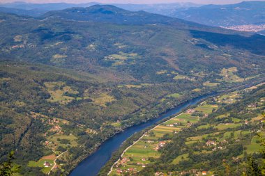 Sırbistan 'daki Tara Dağı' ndan manzara manzarası, Drina Nehri üzerindeki Avrupa manzarası ve tepeler ve dağlarla dolu güzel manzara manzarası. Turizm ve seyahat danışmanları