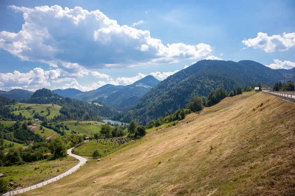 塔拉国家公园在塞尔维亚 美丽的风景 有佐温湖 草原和山脉 旅游和旅行概念 — 图库照片