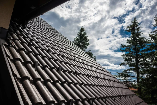 Black Roof Tiles Rainy Dramatic Clouds Background Close House Roof — Stock Photo, Image