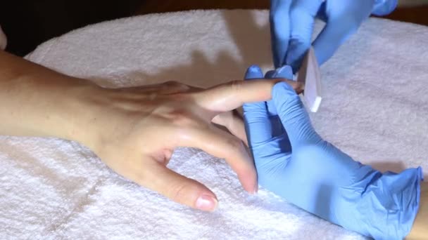 Beautician bestanden nagels van een klant in een schoonheidssalon — Stockvideo