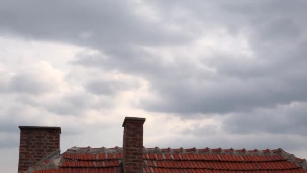 Timelapse van de lucht met dramatische wolken en het dak van het huis in de zomer — Stockvideo