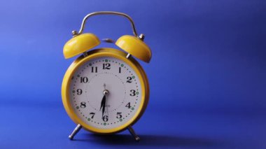 Alarmı tetikleyen sarı çalar saat ve el durdurma alarmı