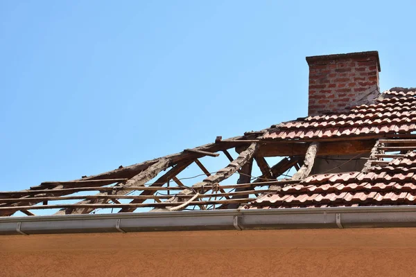 Damaged Roof Fallen Tiles Strong Storm Wind House Blue Sky — Stock Photo, Image