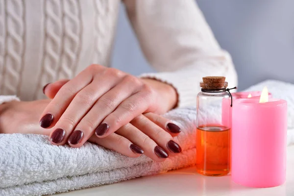 Close Mãos Mulher Com Unhas Castanhas Polonês Cor Uma Toalha — Fotografia de Stock