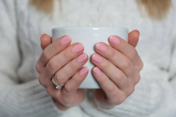 Jeune Femme Avec Des Ongles De Couleur Rose Bebe Gel De Vernis Sur Les Doigts Tenant Tasse De The Concept Beaute Et Manucure Gros Plan Focus Selectif Style De Vie Mode Jeune Femme Avec Des Ongles De Couleur Rose Bebe Gel De Vernis Sur Les Doigts Tenant Tasse De The Concept Beaute Et Manucure Gros Plan Focus Selectif Style De Vie Mode