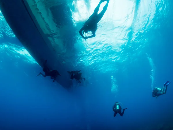 Los Buzos Acercan Barco Bajo Agua Aguas Cristalinas Azules Filipinas Fotos De Stock Sin Royalties Gratis