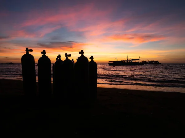 Sonnenaufgang Über Dem Strand Auf Den Philippinen Tauchboote Warten Frühen lizenzfreie Stockfotos
