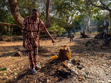 Dankoli / Benin - 01 / 01 / 2020 - Tanımlanamayan adam vudu tarikatının bir parçası olarak bazı ayinler yapıyor.